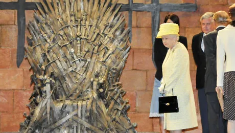 Regina Elisabeta a II-a a ajuns în ”Urzeala tronurilor”