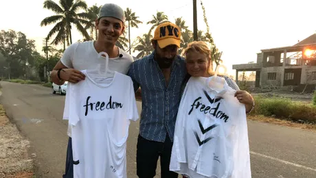 Anca Sigartău şi fiul ei Teodor, îmbrăcaţi de un designer de la Bollywood