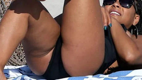 Ce poate să facă din posterior această cântăreaţă te lasă fără cuvinte!