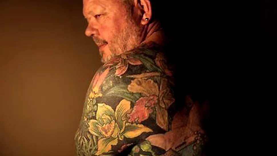 Un barbat isi doneaza pielea tatuata, unei galerii de arta