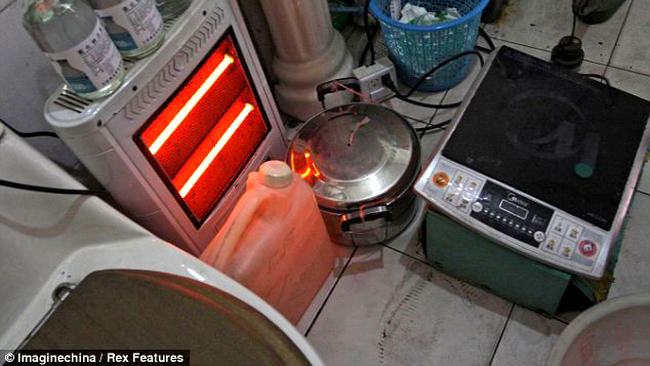 Pentru tratament, Hu folosește aparatură medicală veche și soluții fabricate de el