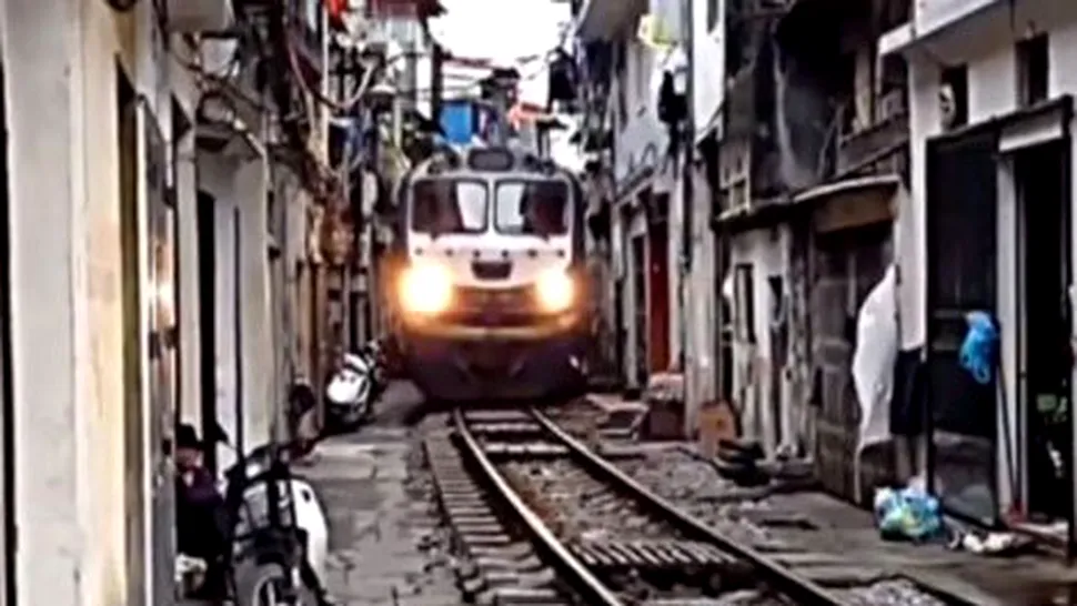 Cum e să-ți treacă trenul prin fața casei? (Video)