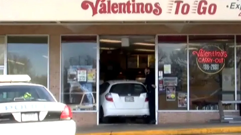 Gestul SCANDALOS al unui bărbat, după ce a intrat cu mașina într-o pizzerie (Video)