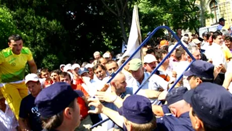 Fermierii s-au batut cu jandarmii, in timpul protestului din Capitala