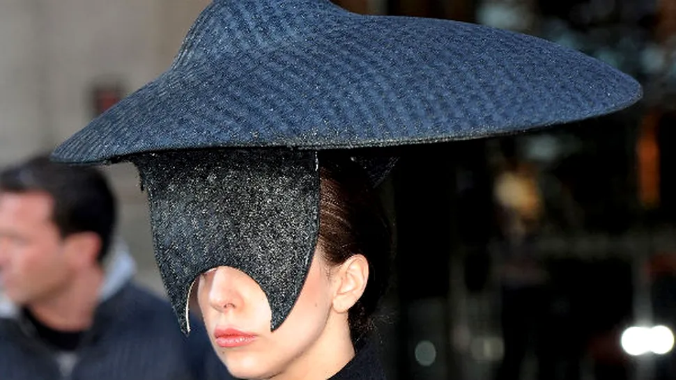 Lady Gaga la un pas să-şi rupă picioarele pe stradă