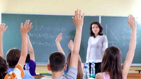 Elevii invata mai repede, atunci cand li se interzice ridicarea mainii la ore