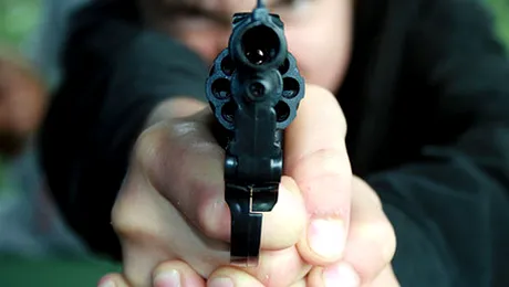 Cum a încercat un bărbat să jefuiască un magazin cu arme