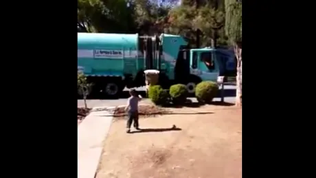 Reacția unui băiețel autist după ce primește un cadou de la un gunoier (Video)