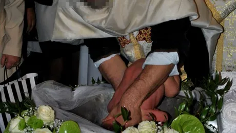 Botez de cosmar: Bebelus in soc apneic, dupa ce a fost scufundat in apa (Video)