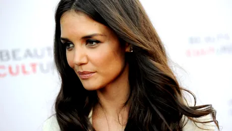 Katie Holmes şi fetiţa ei, Suri, se plimbă pe plajă cu pantofi cu toc