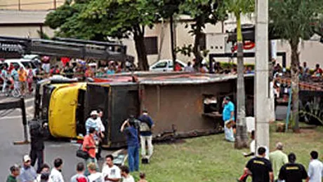 Fotbalistii brazilieni reinventeaza caruta cu prosti din Caracal (Video)