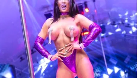 Îţi mai aminteşti de dansatoarea la bară de la Românii au Talent? Acum a ieşit goală pe stradă