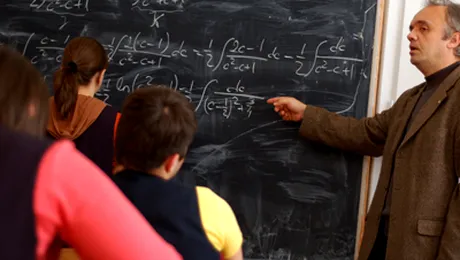 Anul scolar incepe la timp, dar cu sacrificii pentru profesori