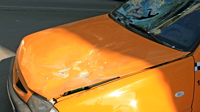 Taxi lovit de tencuiala