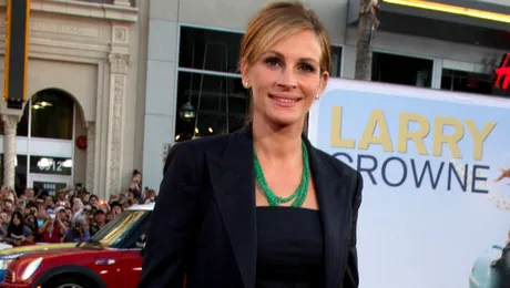 Julia Roberts se gândeşte la cadoul de nuntă pentru Angelina Jolie şi Brad Pitt!