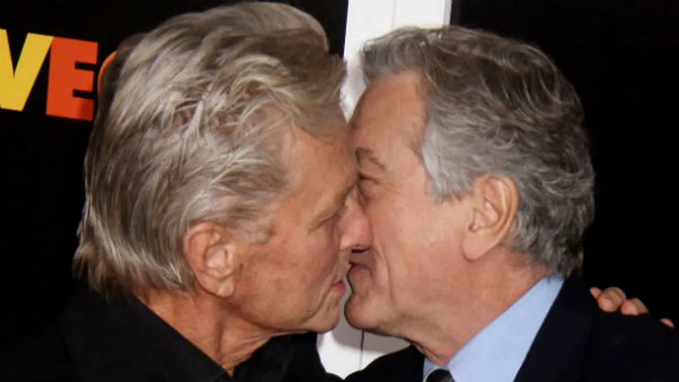 Robert De Niro şi Michael Douglas se sărută pe gură?!