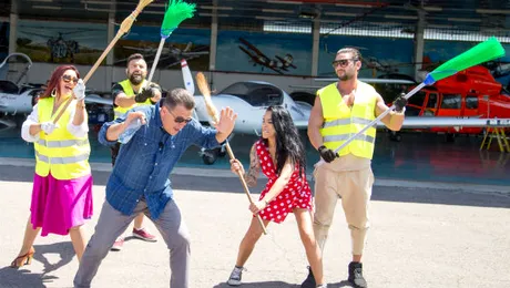 Nea Mărin şi vedetele din echipa sa, la o şcoală de pilotaj: ”Este prima dată în 60 de ani când fac aşa ceva”