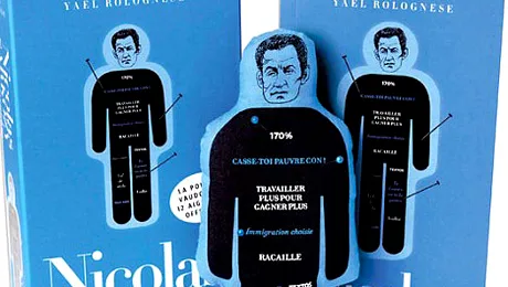 Papusa Nicolas Sarkozy si manualul de voodoo