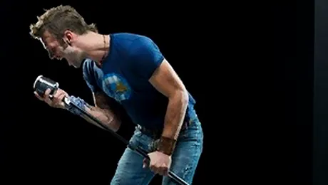 Un cantaret a inghitit microfonul la nunta (Video)