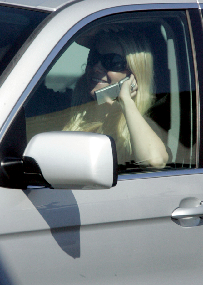 Gwyneth vorbind la un telefon
