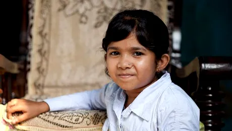 Femeia de 20 de ani care arată ca un copil de 5 ani