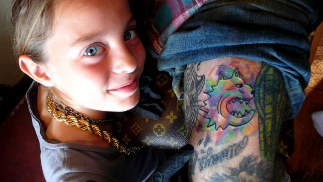 Face graffiti si tatuaje, la doar 10 ani
