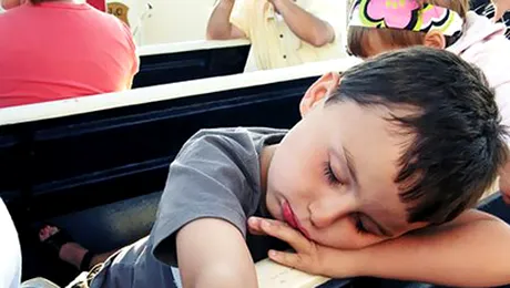 Un baiat de 5 ani a mers in somn pana la scoala