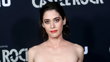 Lizzy Caplan va juca în serialul Paramount+ ”Fatal Attraction”