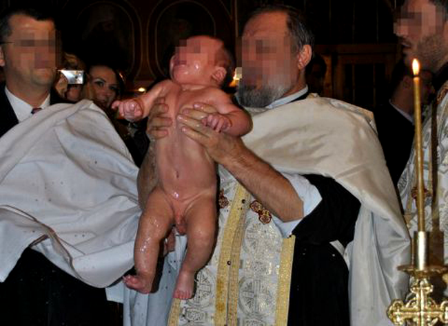 Botez de cosmar: Bebelus in soc apneic, dupa ce a fost scufundat in apa 