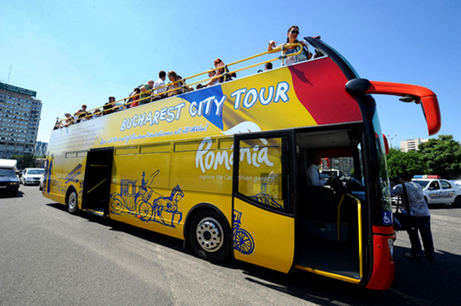 Autobuzele supraetajate din Bucuresti incep sa aiba succes printre turistii straini
