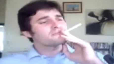 Un profesor australian si-a facut tigari din pagini ale Coranului si Bibliei (Video)