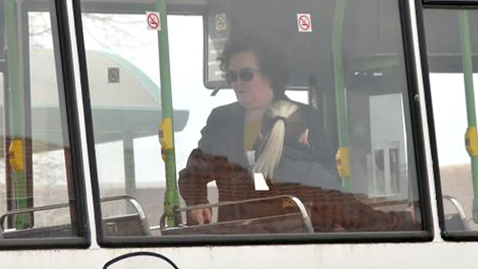 Miliardara Susan Boyle se deplaseaza cu autobuzul
