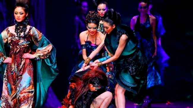 O mana de ajutor pentru doua picioare cazute