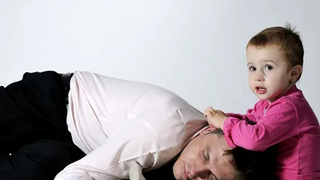 Bărbații care nu-și iau o lună de zile de concediu parental pierd indemnizația