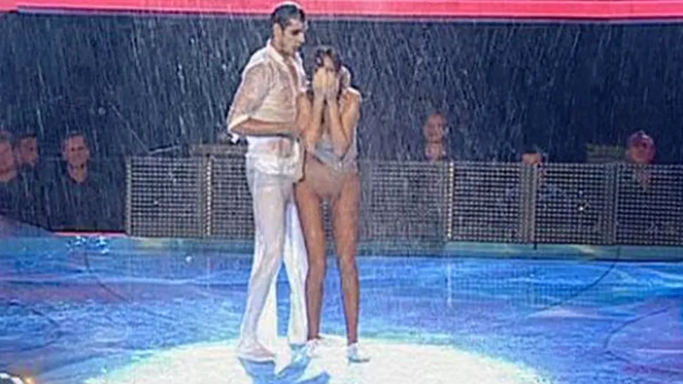 Nicoleta Luciu, dezbracata la dansul in ploaie