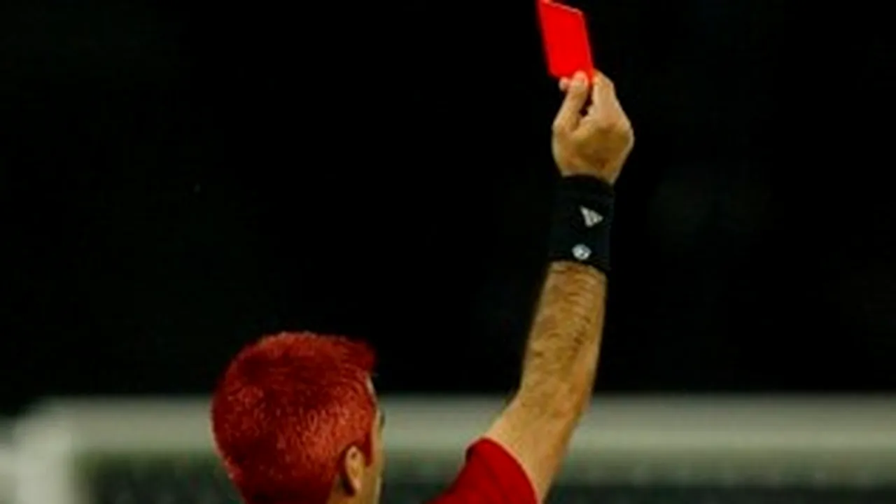 1-arbitru-cartonas-rosu 