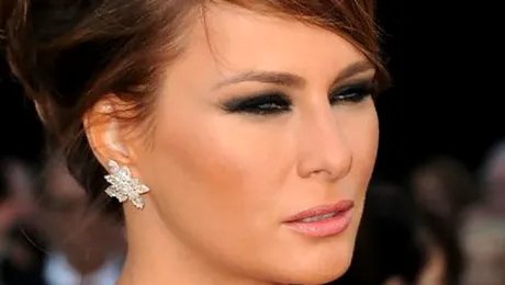 De ce Melania Trump stă mereu cu ochii mijiţi?