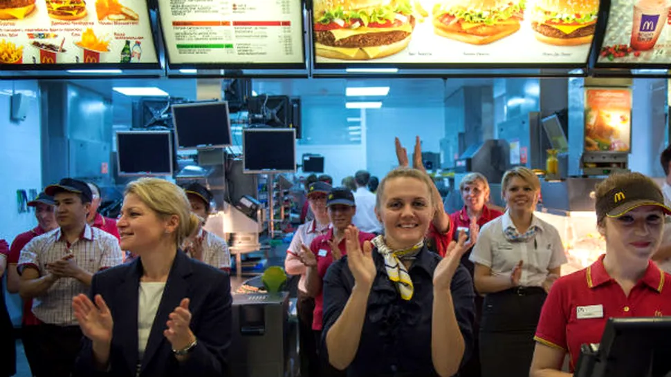 
Ce salarii sunt la McDonald’s România! Cât câştigă un angajat la început şi la ce sumă poate ajunge
