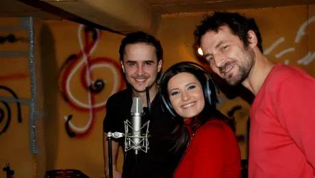 Ela Crăciun, Andrei Aradits şi Şerban Copot au plecat la colindat!