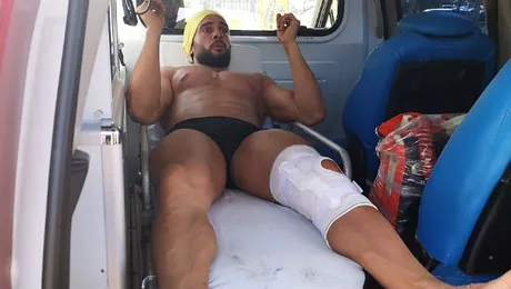 Dorian Popa le face cadouri vecinilor săi din ”Ultimul Trib”, înainte de a pleca din Madagascar