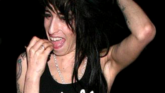 Amy Winehouse a inceput sa-si pocneasca fanii (VIDEO)