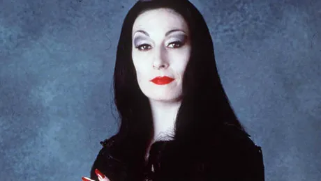 Cum arată acum Morticia din filmul „Familia Addams”!