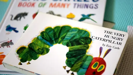 Eric Carle, autorul bestsellerului „Omida cea flămândă/ The Very Hungry Caterpillar”, a murit