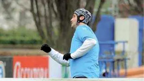 Cristi Chivu loveste din nou mingea cu capul, dar cu ajutorul unei casti de protectie!