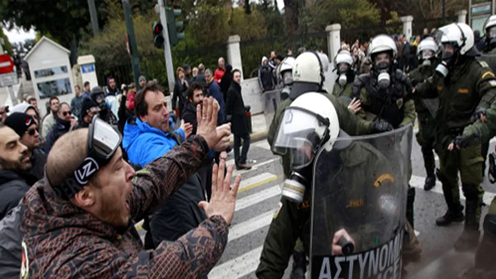 Grecia: Salariile scad cu 22%, iar pensiile cu 12%