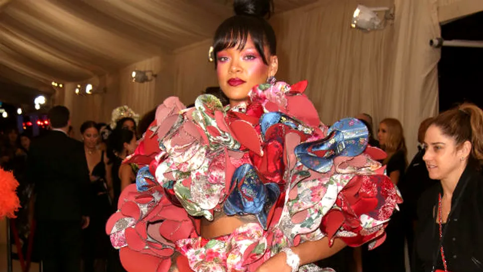 Imprimeuri curajoase sau rochii sculpturale la The 2017 Met Gala. Rihanna, într-o rochie 3D 