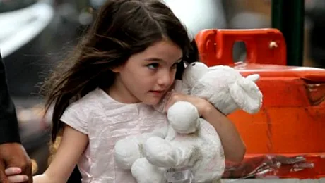 Suri Cruise scrie acum cărţi