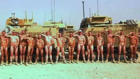 Nudism militar, în sprijinul Prințului Harry! (Poze)
