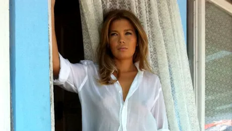 Gina Pistol este “Lonely” şi îşi arată sânii