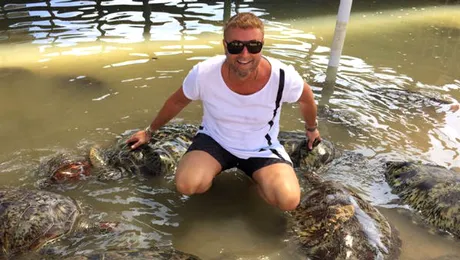 Cătălin Botezatu a dat mondenităţile pe budism. Vrea să dobândească iluminarea